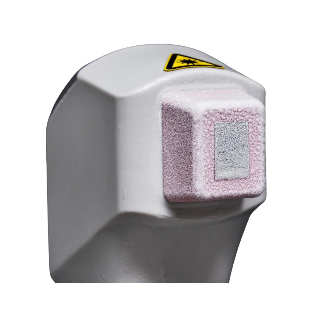 Macro da ponteira Fiber Evo refrigerada, com cristais de gelo na superfície de contato
